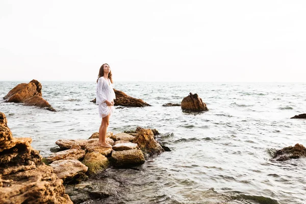 Full length image of woman in light summer dress posing — Stock Photo, Image