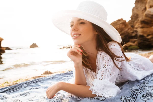 Unbekümmerte Frau mit Hut und leichtem Sommerkleid — Stockfoto