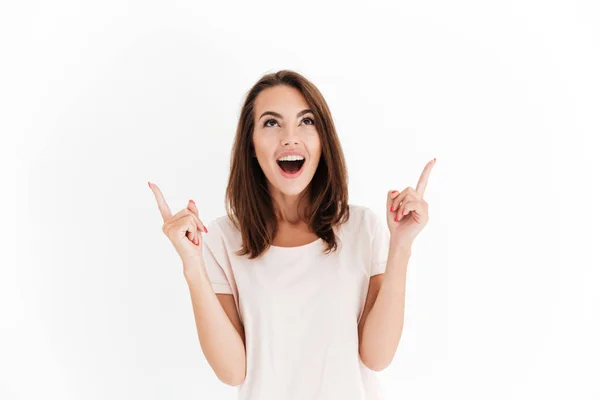 Mujer gritando feliz señalando y mirando hacia arriba —  Fotos de Stock