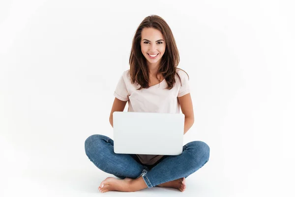 Sonriente morena mujer sosteniendo ordenador portátil — Foto de Stock