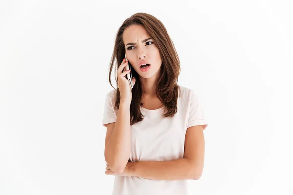 Mujer morena confundida hablando por el teléfono inteligente — Foto de Stock