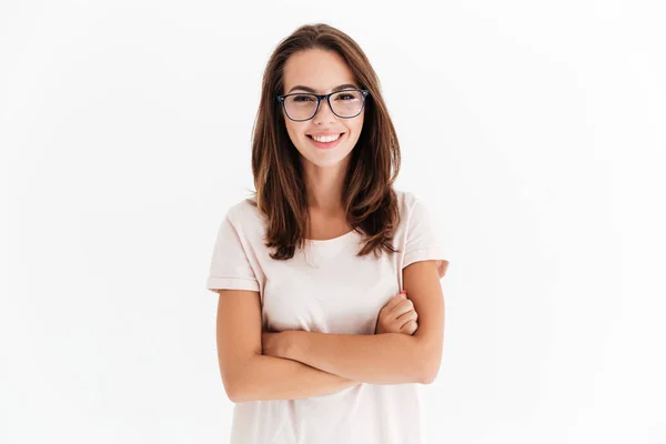 Mujer morena alegre en gafas posando con los brazos cruzados —  Fotos de Stock