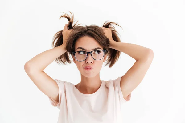 Mujer bonita pensativa en gafas con pelo y mirando hacia otro lado — Foto de Stock