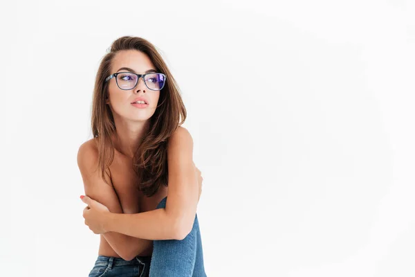 Mysterium halv naken kvinna i glasögon sitter och tittar bort — Stockfoto