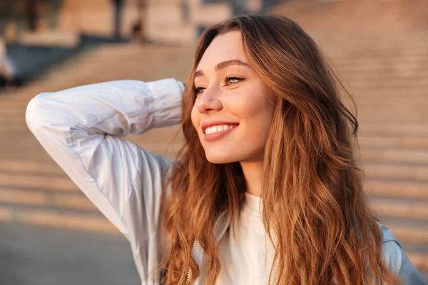 Nahaufnahme Bild einer lächelnden brünetten Frau in Herbstkleidung — Stockfoto