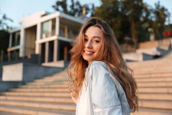 Sonbahar giysileri poz mutlu esmer kadın yan görünüm