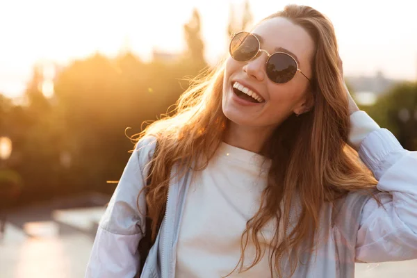 Közelkép kép barna nő nevetés napszemüveg — Stock Fotó