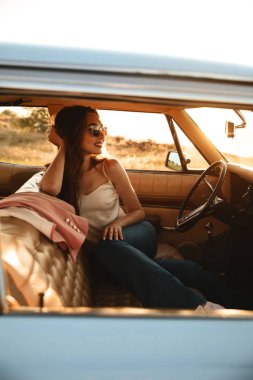 Dikey görüntü gülen esmer kadın güneş gözlüğü