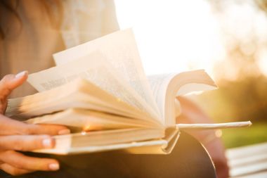 Parkta oturan genç esmer kadın Resim kırpılmış