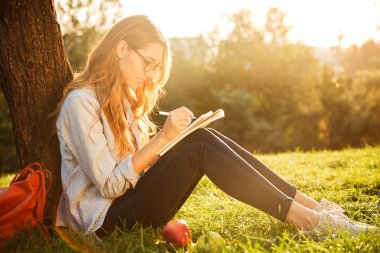 Gözlük gülümseyen esmer kadın yan görünüm