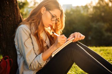 Genç esmer kadın gözlük yan görünüm