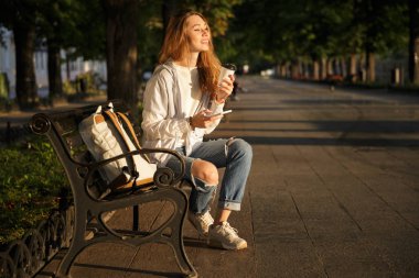 Sonbahar giysileri memnun esmer kadın yan görünüm