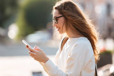 Gözlük genç oldukça esmer kadın yan görünüm