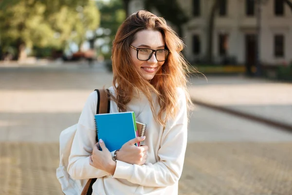 Bilden av leende brunett kvinna i glasögon och höst kläder — Stockfoto