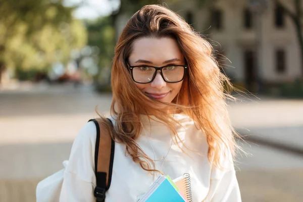 Leende brunett kvinna i glasögon och höst kläder — Stockfoto