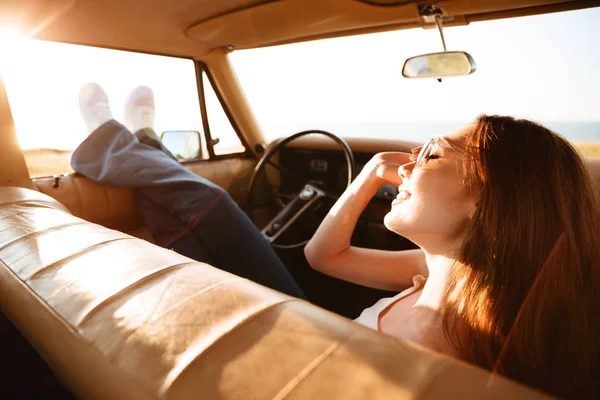 Bild aus dem Auto einer brünetten Frau, die auf Sitz liegt — Stockfoto