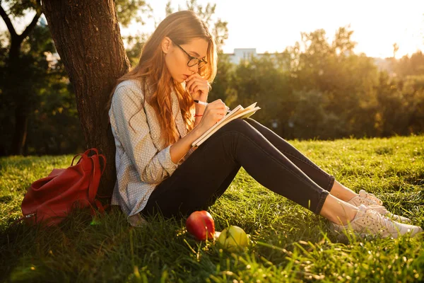 Side view of pretty pensive brunette woman in eyeglasses — Stock Photo, Image