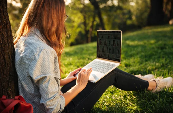 Ağacın yanında oturan güzellik esmer kadın yan görünüm