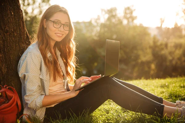 Side view of smiling brunette woman in eyeglasses — Stock Photo, Image