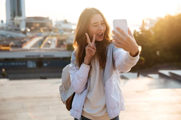 Schönheit brünette Frau in herbstlicher Kleidung macht Selfie — Stockfoto