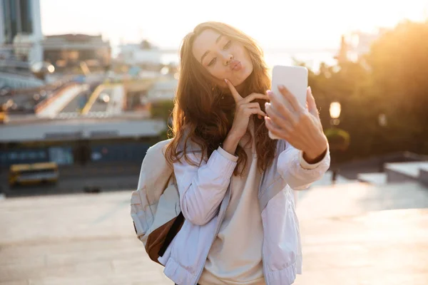Όμορφη μελαχρινή γυναίκα σε φθινόπωρο ρούχα κάνοντας selfie σε smartphone — Φωτογραφία Αρχείου
