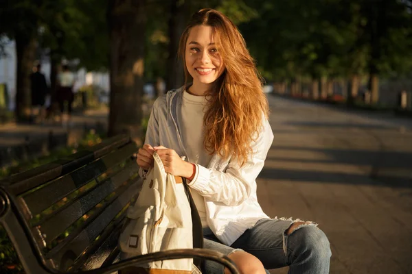 Vista lateral de mulher morena sorridente em roupas de outono — Fotografia de Stock