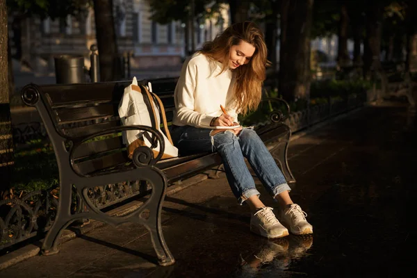 Vue latérale de la femme brune souriante en vêtements d'automne — Photo