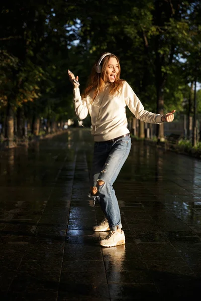 Tam boy görüntü sonbahar giysileri içinde mutlu esmer kadın