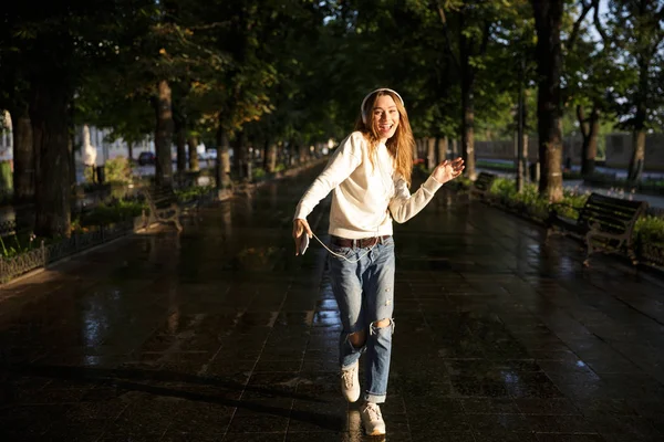 Full length portrait of happy brunette woman in autumn clothes — Stock Photo, Image