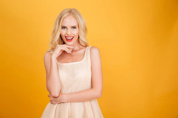 Mulher loira muito jovem de pé isolado sobre amarelo — Fotografia de Stock