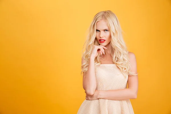 Wütende junge blonde Frau steht isoliert über gelb — Stockfoto