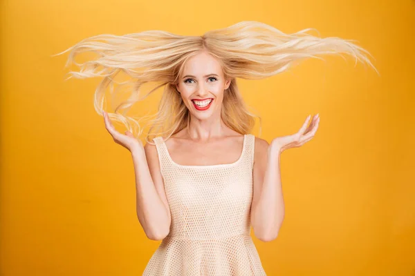 Úžasná mladá blond žena stojící izolované nad žlutá — Stock fotografie