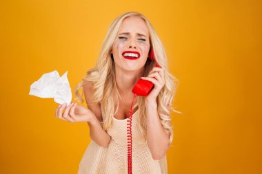 Telefonla konuşurken üzgün ağlayan çığlık genç sarışın kadın.