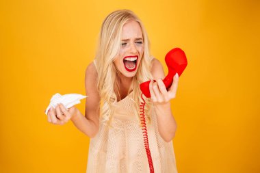 Telefonla konuşurken üzgün ağlayan çığlık genç sarışın kadın.