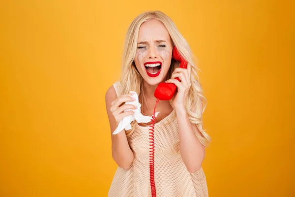 Triste chorando gritando jovem loira falando por telefone . — Fotografia de Stock