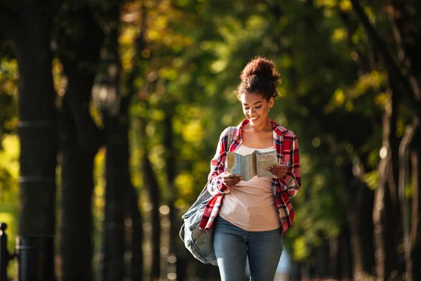 Jovem mulher africana feliz andando ao ar livre no parque — Fotografia de Stock