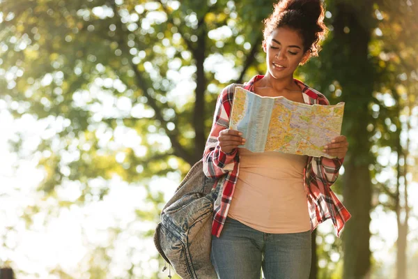 Erstaunliche junge Afrikanerin, die im Freien geht — Stockfoto