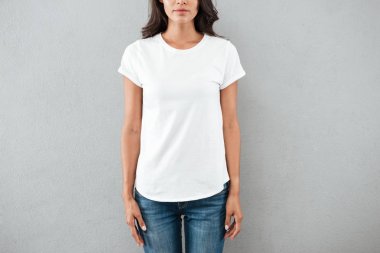 T-shirt giymiş genç bir kadın Resim kırpılmış
