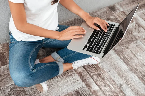 Portret van een laptopcomputer op vrouwelijke schoot close-up — Stockfoto