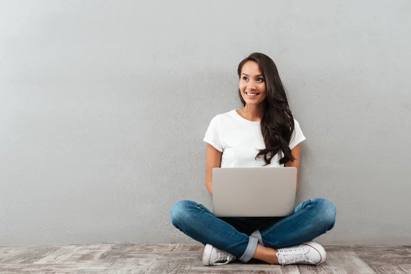 Felice allegra donna asiatica che lavora sul computer portatile — Foto Stock