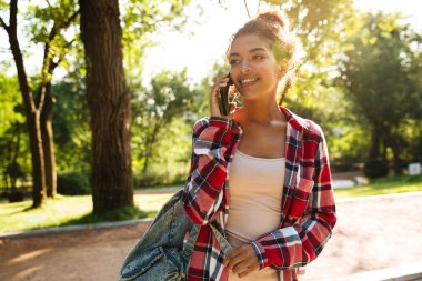 Neşeli genç Afrikalı kadın yürüyüş