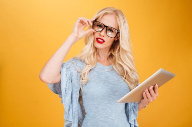 Sarı duvardan izole duran sarışın kadın