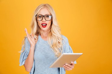 Tablet bilgisayar kullanan karışık genç sarışın kadın