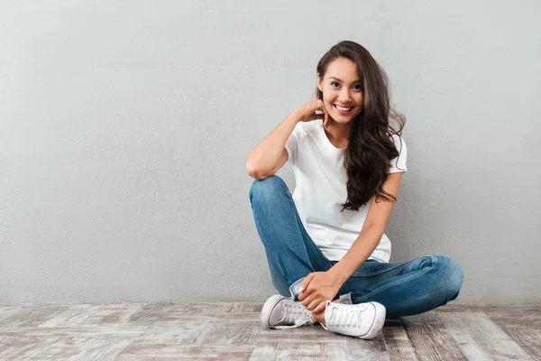 Gioioso bella asiatico donna seduta su il pavimento — Foto Stock