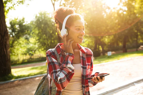 Joven mujer africana alegre caminando al aire libre —  Fotos de Stock