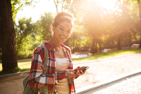 İnanılmaz genç Afrikalı kadın yürüyüş