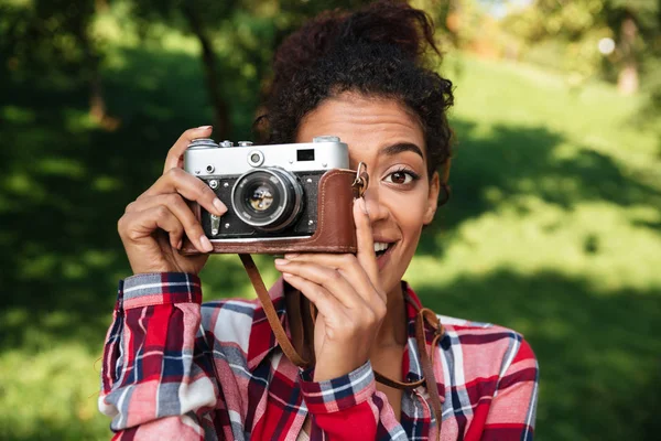 Verbazende jonge Afrikaanse vrouw-fotograaf — Stockfoto