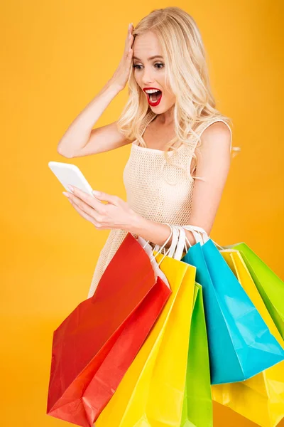 Felice sorpreso sorprendente giovane donna bionda — Foto Stock