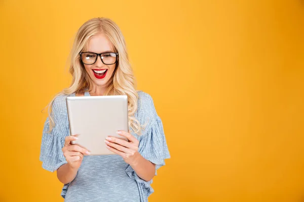 Szczęśliwa młoda kobieta blonde przy użyciu komputera typu tablet. — Zdjęcie stockowe