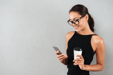 Gülümseyen genç bir iş kadınının portresi